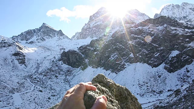 细节的登山者攀登岩石尖峰山谷，mtns视频素材