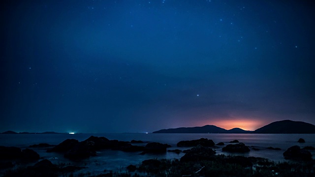 岛屿夜间鸟瞰图。时间流逝的视频视频素材