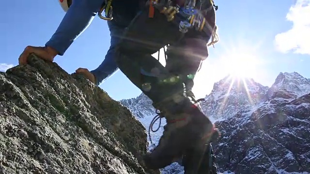 登山运动员攀登峡谷之上陡峭的岩石顶峰视频素材