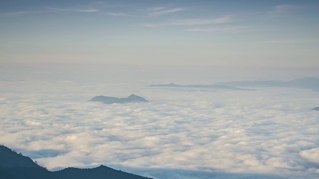 日出在山上与运动薄雾和多云，时间流逝视频素材