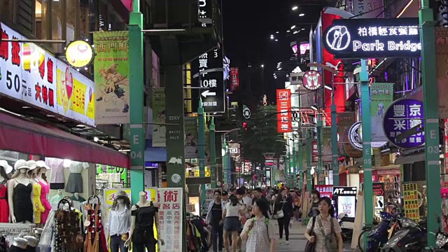 在台湾台北西门町，夜晚的交通和拥挤的人们视频素材