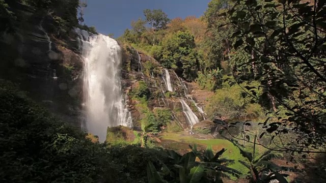 瓦希拉坦瀑布在Doi Inthanon国家公园，泰国视频素材