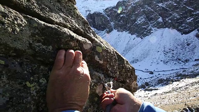 登山运动员攀登峡谷之上陡峭的岩石顶峰视频素材