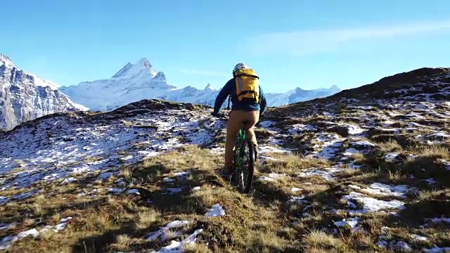 成熟的山地车接近山顶山地车视频素材