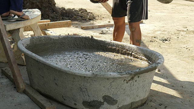 工人在建筑工地浇注水泥。视频素材