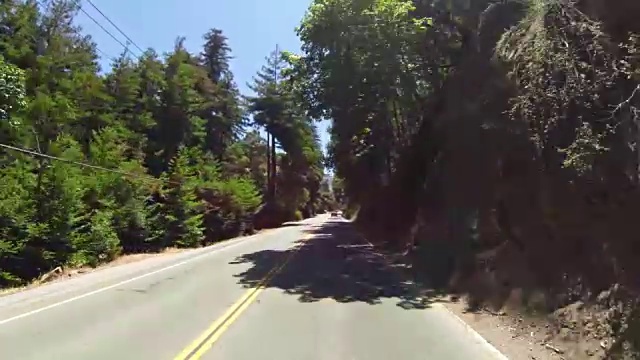 从CA HWY 1号公路经过大苏尔，路过骑自行车的人视频下载