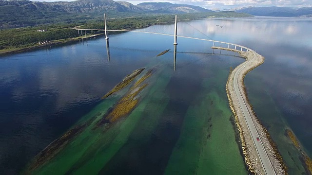 挪威sandnesjoen附近的峡湾海尔格兰大桥鸟瞰图视频下载