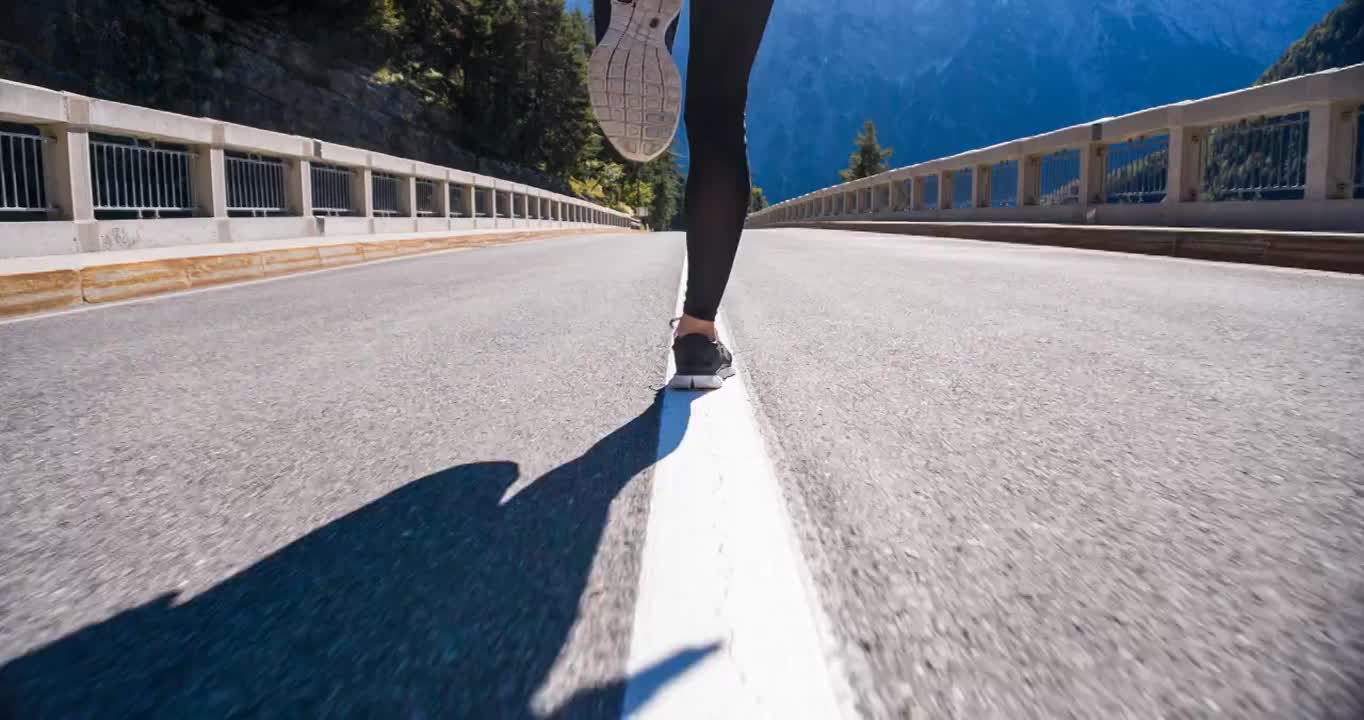 年轻女子跑在路中间视频素材