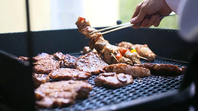 烧烤配美味的烤肉。烧烤聚会。视频素材