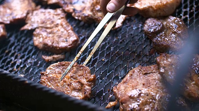 烧烤配美味的烤肉。烧烤聚会。视频素材