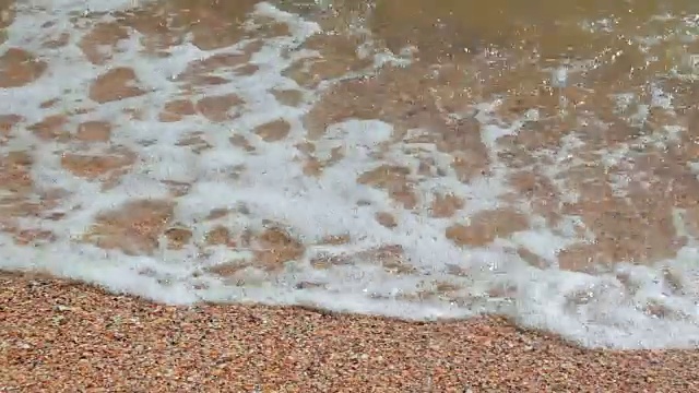 海浪拍打着岩石。视频下载