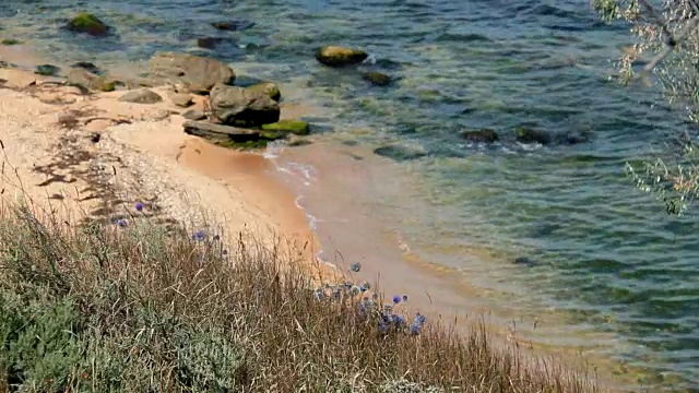 海浪拍打着岩石。视频下载