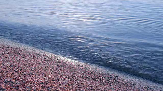 海浪拍打着岩石。视频素材