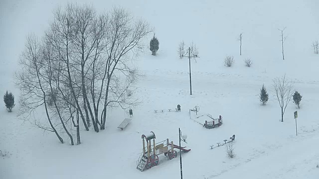 暴风雪降临在公园的儿童游乐场。视频下载