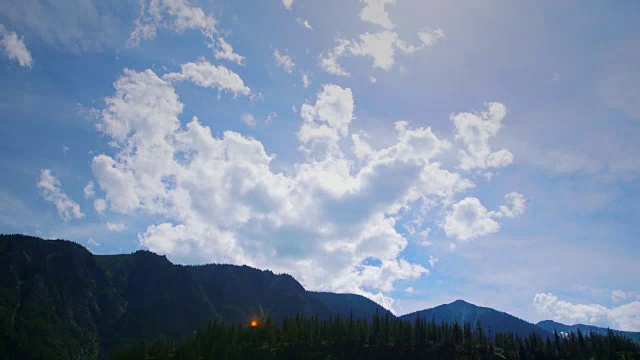 美丽山脉上空的云的时间流逝视频素材