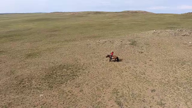 戈壁沙漠中蒙古骑马者的鸟瞰图视频素材