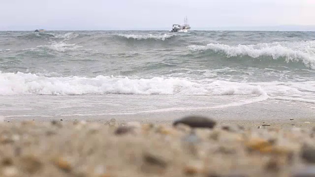 海浪冲刷着卵石和沙子视频素材