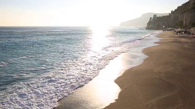 海浪冲击海滩和海岸线的概述视频素材