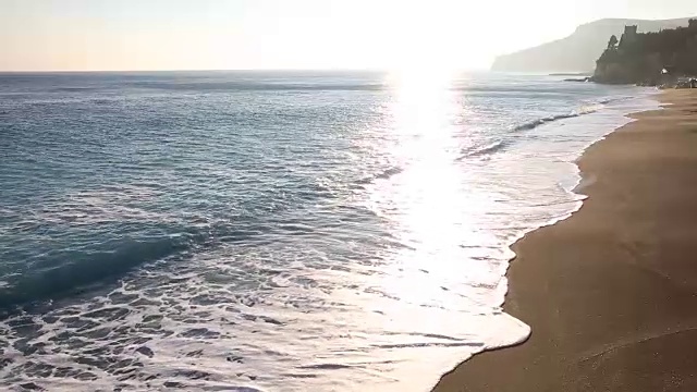 海浪冲击海滩和海岸线的概述视频素材