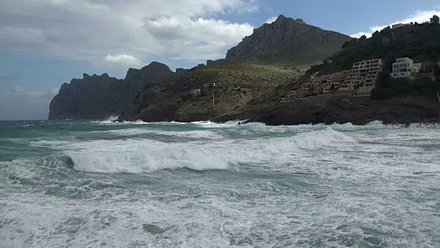 多岩石的海岸上波涛汹涌视频素材