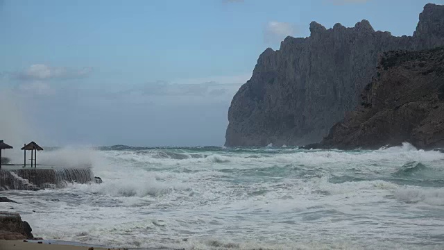 多岩石的海岸上波涛汹涌视频素材