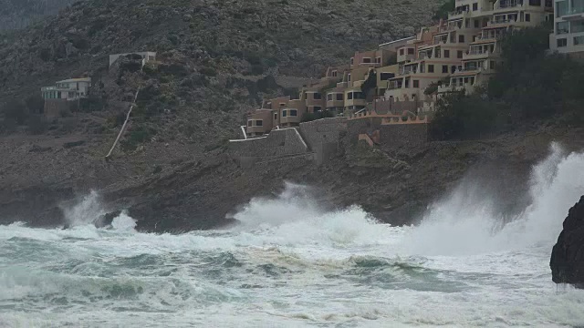 多岩石的海岸上波涛汹涌视频素材