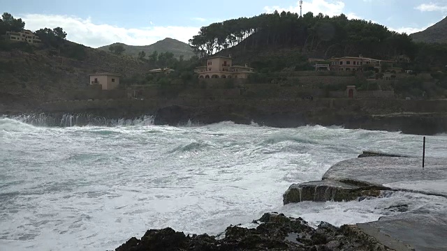 多岩石的海岸上波涛汹涌视频素材