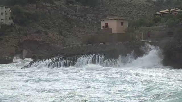 多岩石的海岸上波涛汹涌视频素材