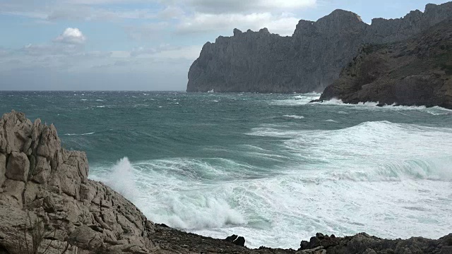 多岩石的海岸上波涛汹涌视频素材