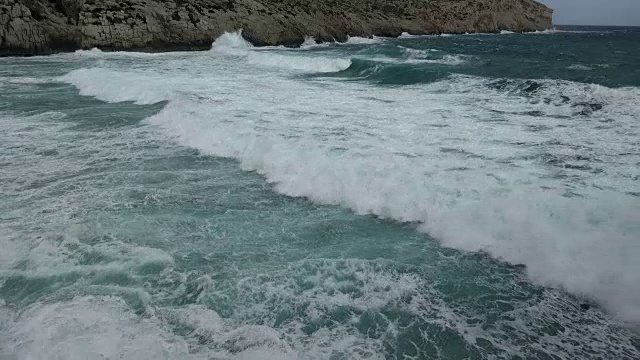 多岩石的海岸上波涛汹涌视频素材