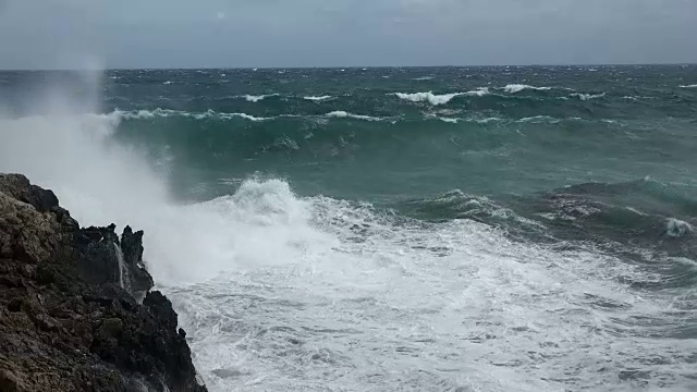 多岩石的海岸上波涛汹涌视频素材