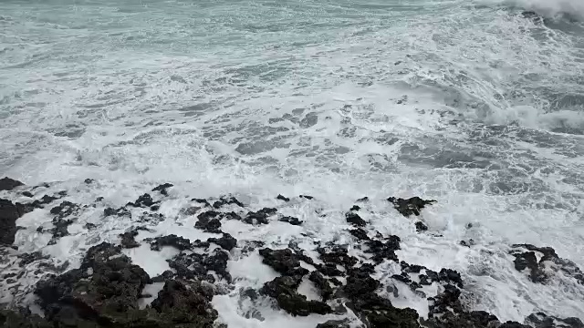 多岩石的海岸上波涛汹涌视频素材