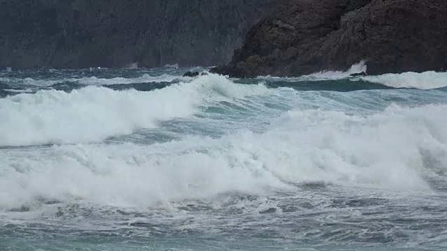 多岩石的海岸上波涛汹涌视频素材