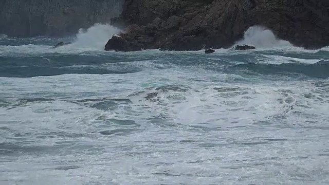 多岩石的海岸上波涛汹涌视频素材