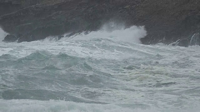 多岩石的海岸上波涛汹涌视频素材