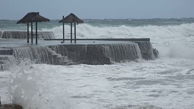 多岩石的海岸上波涛汹涌视频素材