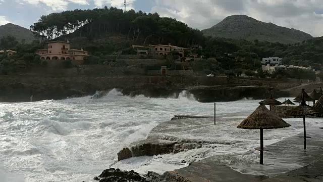 多岩石的海岸上波涛汹涌视频素材