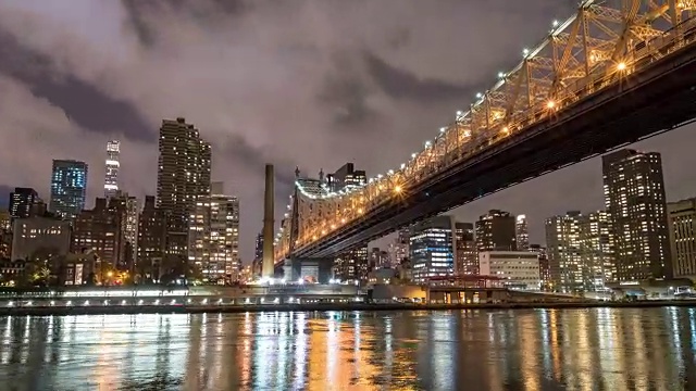 移动控制平移时间推移，夜晚。埃德·科赫Queensboro 59街大桥。罗斯福岛，纽约曼哈顿。视频素材