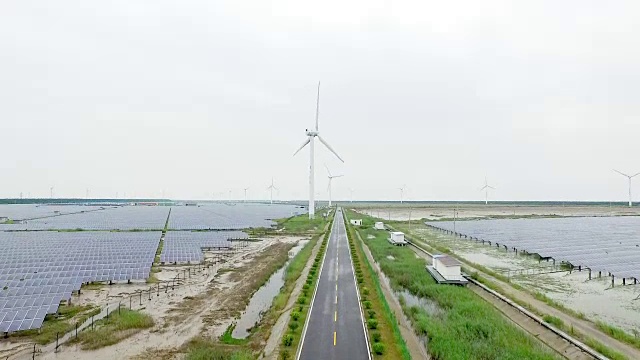 风力发电站和太阳能电池板俯视图无人机视频素材