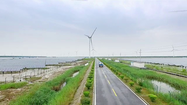 风力发电站和太阳能电池板俯视图无人机视频素材