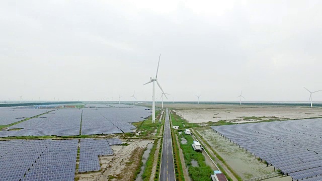 风力发电站和太阳能电池板俯视图无人机视频素材