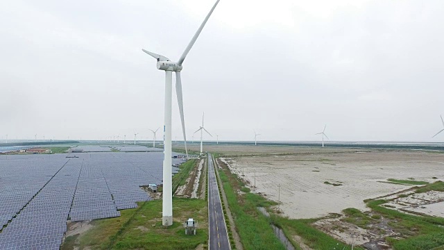 风力发电站和太阳能电池板俯视图无人机视频素材