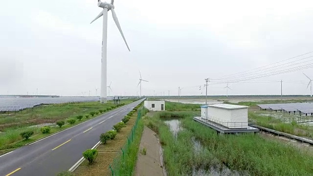 风力发电站和太阳能电池板俯视图无人机视频素材