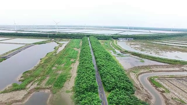 无人机俯视图上有风力发电站视频素材