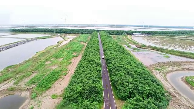 场与风力发电站在俯视图视频素材