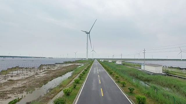 风力发电站和太阳能电池板俯视图无人机视频素材