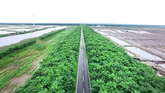 乡村道路上的俯视图无人机视频素材