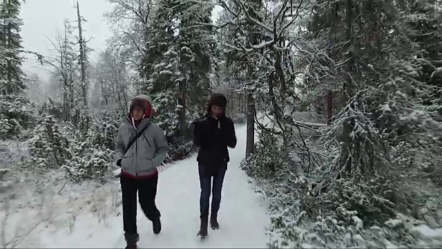 两个女人走在雪道上视频素材