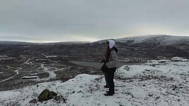 两个女人正在欣赏传说中的芬兰萨那山视频素材