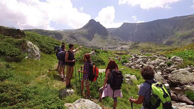 和向导一起在山上徒步旅行视频素材